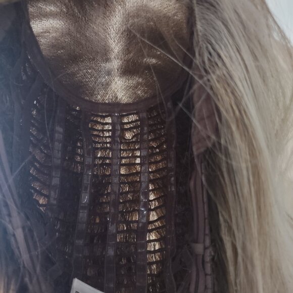 Raquel Welch, Selfie Mode, Shaded Biscuit - Picture 2 of 6